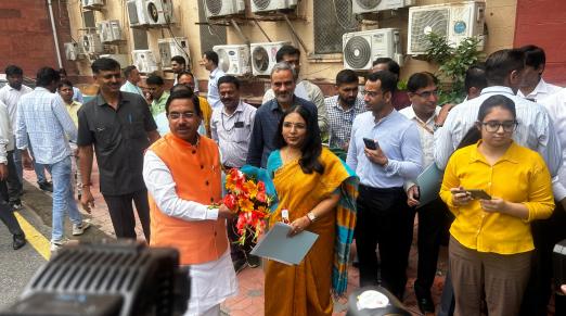 The Hon’ble Minister of Consumer Affairs, Food & Public Distribution, and New & Renewable Energy flagged off NCCF and NAFED mobile vans at Krishi Bhawan, New Delhi, to sell onions at ₹35/kg