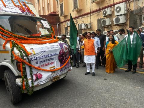 The Hon’ble Minister of Consumer Affairs, Food & Public Distribution, and New & Renewable Energy flagged off NCCF and NAFED mobile vans at Krishi Bhawan, New Delhi, to sell onions at ₹35/kg