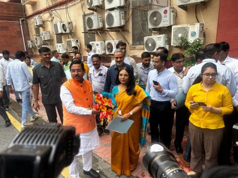 The Hon’ble Minister of Consumer Affairs, Food & Public Distribution, and New & Renewable Energy flagged off NCCF and NAFED mobile vans at Krishi Bhawan, New Delhi, to sell onions at ₹35/kg