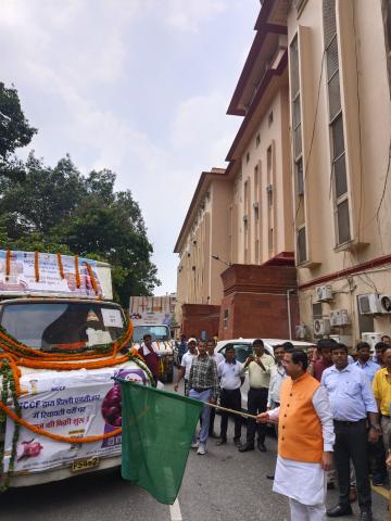 The Hon’ble Minister of Consumer Affairs, Food & Public Distribution, and New & Renewable Energy flagged off NCCF and NAFED mobile vans at Krishi Bhawan, New Delhi, to sell onions at ₹35/kg