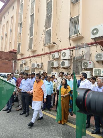 The Hon’ble Minister of Consumer Affairs, Food & Public Distribution, and New & Renewable Energy flagged off NCCF and NAFED mobile vans at Krishi Bhawan, New Delhi, to sell onions at ₹35/kg