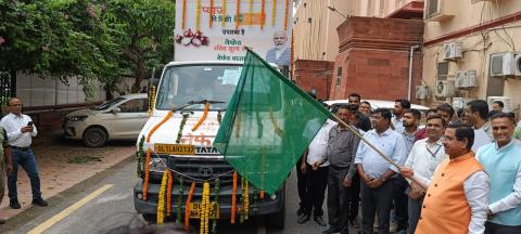 The Hon’ble Minister of Consumer Affairs, Food & Public Distribution, and New & Renewable Energy flagged off NCCF and NAFED mobile vans at Krishi Bhawan, New Delhi, to sell onions at ₹35/kg